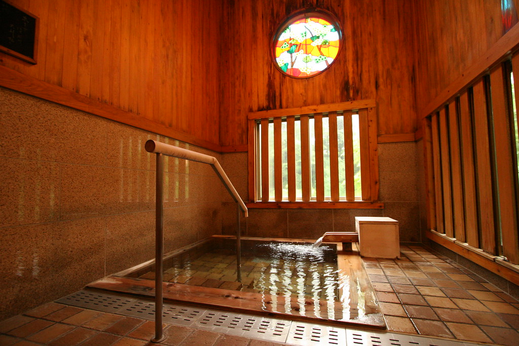 貸切風呂 白蓮の湯 45分2 160円 税込 ステンドガラスから差し込む優しい光と温泉をご満喫ください 当館ゆか Flickr