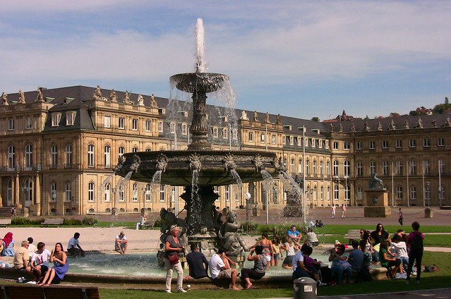 Stuttgart, Schlossplatz mit Brunnen und Neuem Schloss , die letzten Sommertage ,  22-1