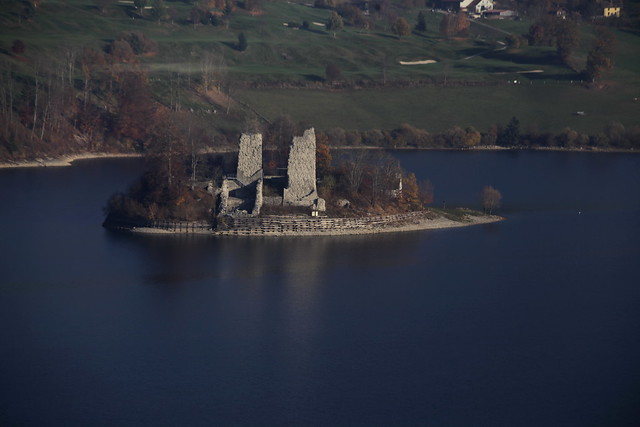 Ruine der Burg - Burgruine Ogoz ( Baujahr 12. Jahrhundert - château castello castle ) auf der Île d`Ogoz ( Insel ) im Greyerzersee - Lac de la Gruyère im Kanton Freiburg - Fribourg der Schweiz