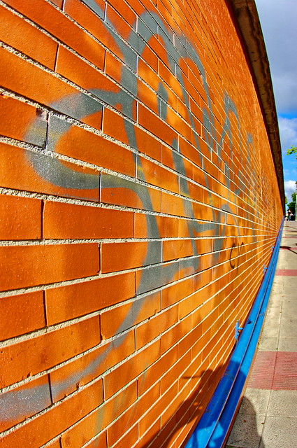 Vitoria-Gasteiz, Espagne, Pays Basque, Euskadi, Paseo de la Universidad 1 Rampe bleue et mur de briques rouges