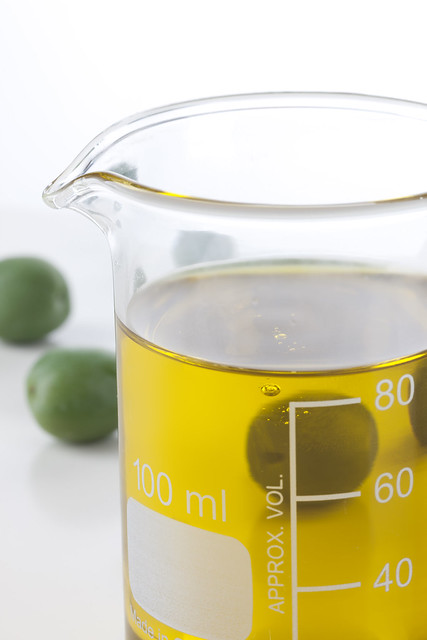 Olivenöl mit Oliven