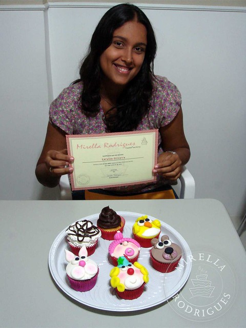 Cupcake class, my pupil Larissa. Curso de cupcakes
