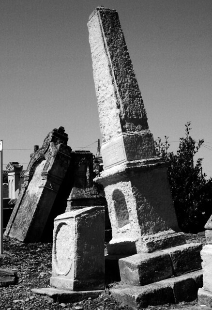 Mynwent hen eglwys Laleu, la Rochelle / Le cimetière de l'ancienne église de Laleu, La Rochelle.