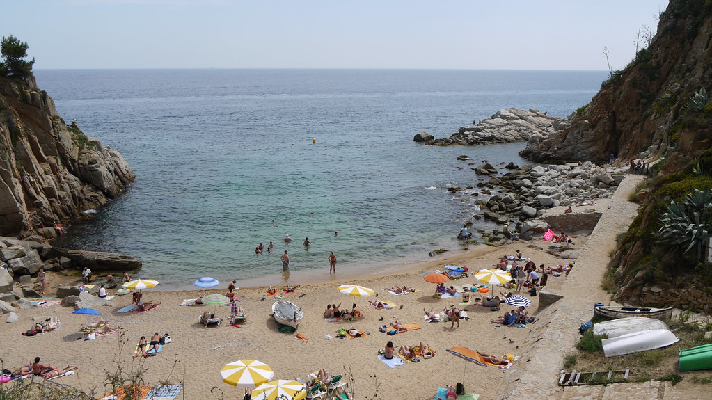 P1110277 Tossa de Mar (Costa Brava), la petite plage au su… | Flickr