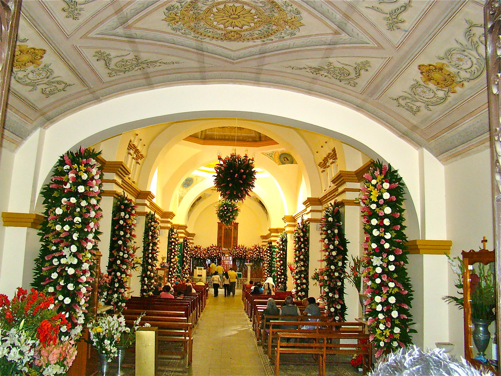 La Iglesia lucio impecable con los arreglos florales,felic… | Flickr