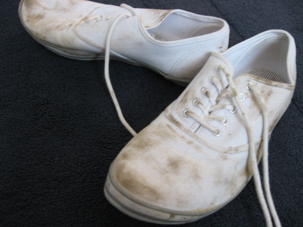 Как отмыть тканевые кроссовки. Грязная белая обувь. Грязные белые кроссовки. Грязные тканевые кроссовки. Старые белые кроссовки.