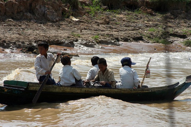 Ragazzi navigano sul fiume per Ton Le Sap