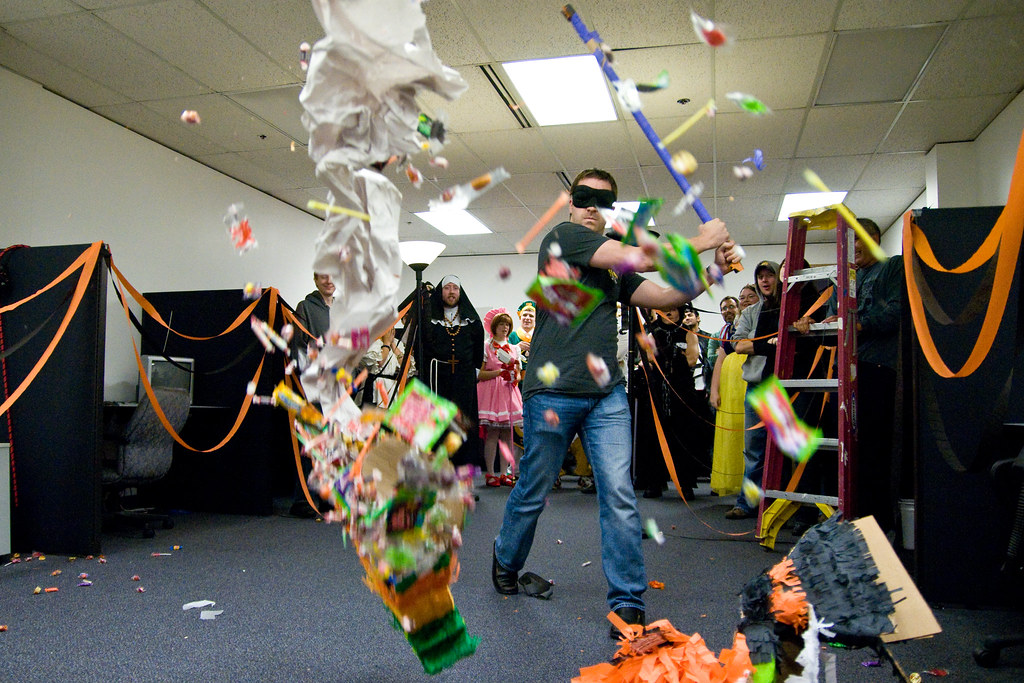 Antologi ophobe paraply Halloween piñata smash | 2011.10.28 We had a Halloween party… | Flickr