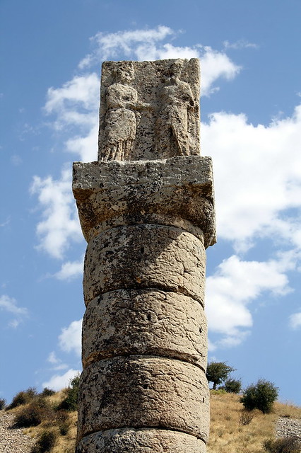 Nemrut Dagi. Karakus. Túmul de les dones dels Seleúcides. Columna amb estela.