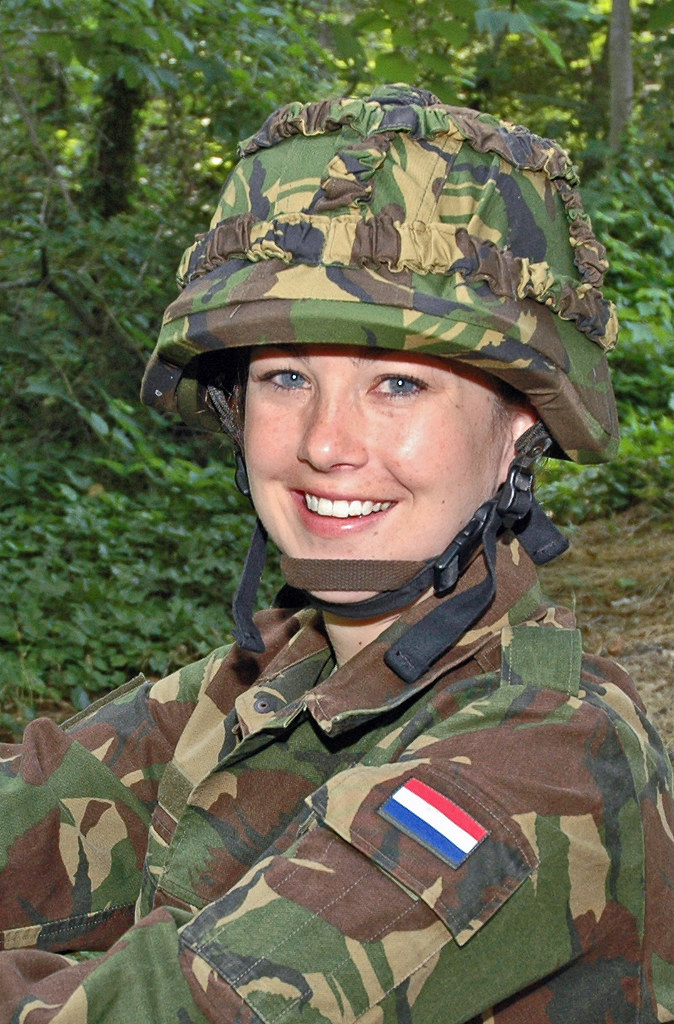 Sucio Intensivo blanco lechoso Royal Netherlands Army Female Soldier | This female soldier … | Flickr