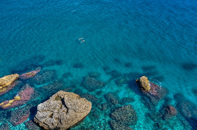 Nadando en el mar mediterráneo, Nerja (Málaga), HDR