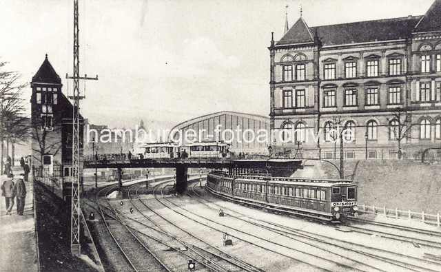 X399818 Historische Aufnahme von den Bahngleisen in der Münzstrasse - ein Hochbahnzug nach Ohlsdorf fährt Richtung Hamburger Hauptbahnhof, re. das Gebäude vom Museum für Kunst und Gewerbe.