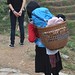 La senyora local porta la bossa a la turista