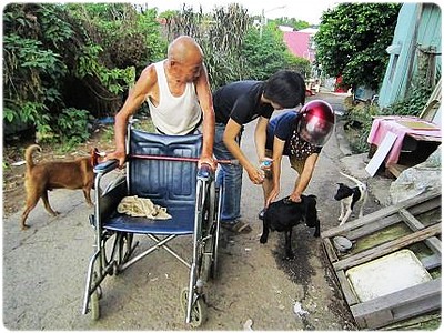 「支援」台南老榮民尤北北重病住進加護病房，所養的三十多隻狗無所依陷入困境，需要糧食支援，謝謝您～20111030