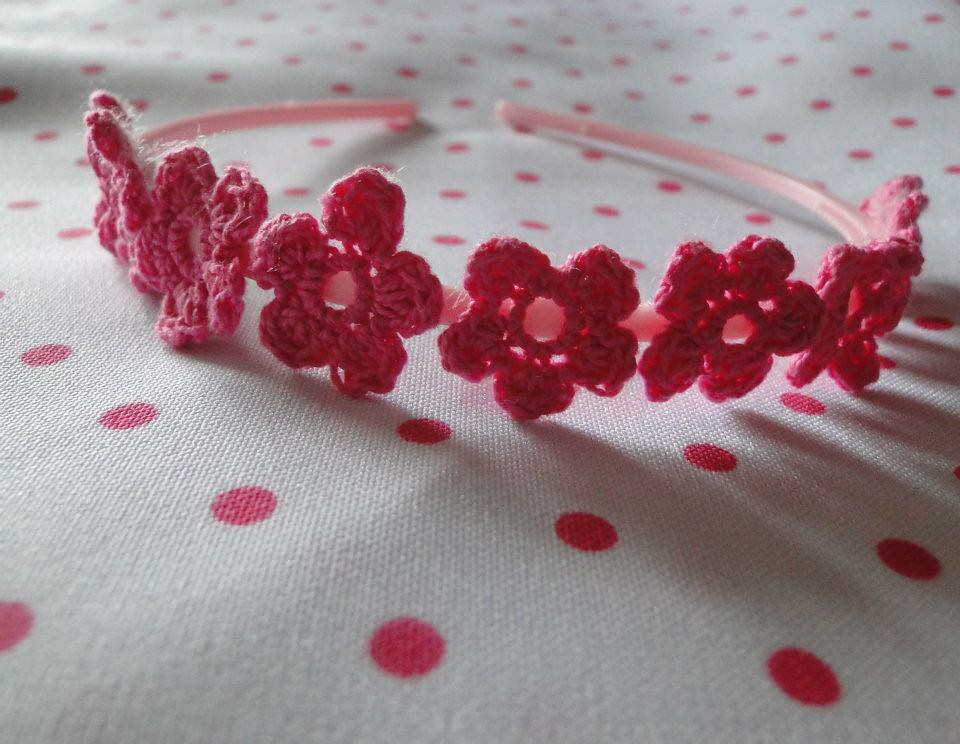 Cintillo con flores tejidas con crochet | Conny Bastis | Flickr