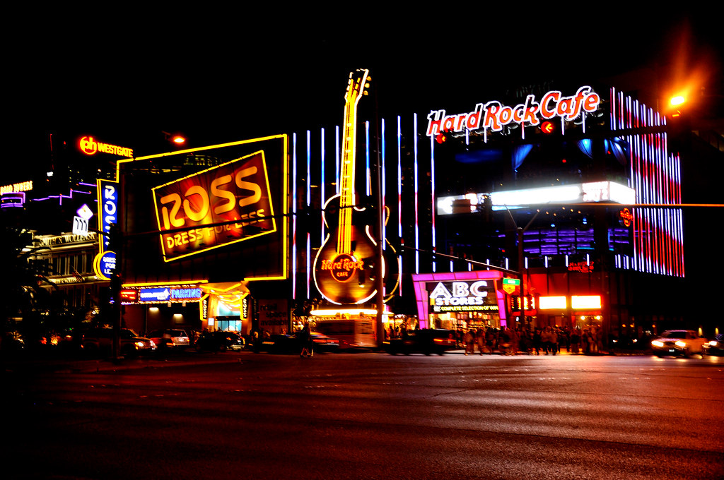 Где ночные магазины. Хард рок кафе Лас Вегас. Ночной магазин. Ночной магазин рядом со мной. Ночной магазин реклама.