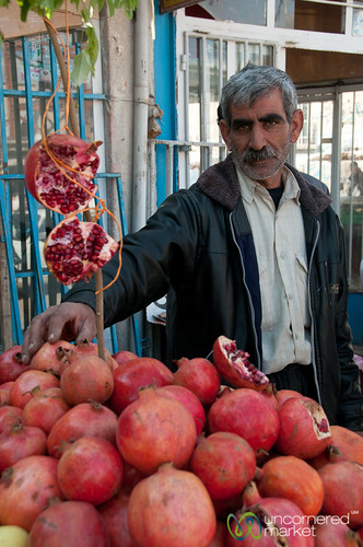 people food iran markets pomegranate vendor kermanshah foodmarket iranianman iranianpeople dna2iran eslamabadgharb