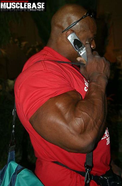 Ronnie Coleman posing in the Bolonia's dunes