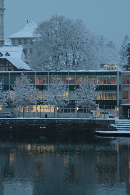Ufer der Aare in der Stadt Solothurn  ( Soleure Soletta ) an der Aare im Winter mit Schnee im Kanton Solothurn der Schweiz