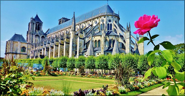França – Bourges. Esta Catedral é uma das obras-primas da arte gótica, sendo muito admirada por as suas proporções e harmonia. As esculturas e os vitrais são particularmente impressionantes, o que atesta bem o poder do cristianismo na França medieval.