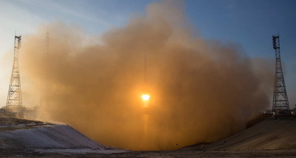Expedition 46 Launch (NHQ201512150025)