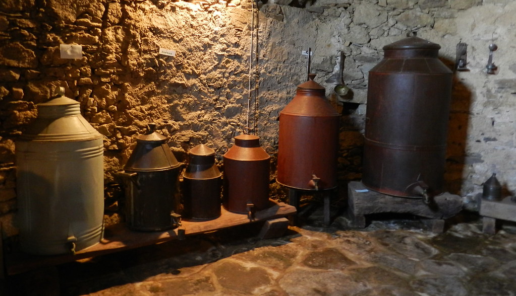 grandes recipientes de metal para almacenar aceite Museo del Aceite San Felices de los Gallegos Salamanca 03