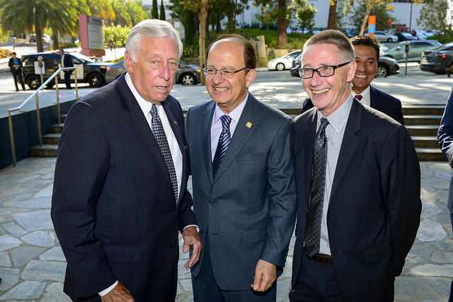 Representative Steny Hoyer visits the USC Broad CIRM Center