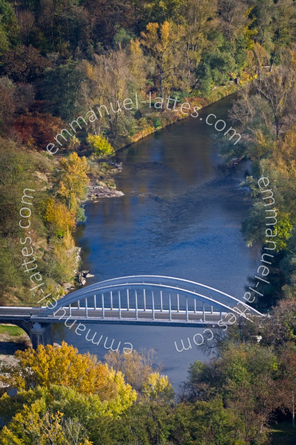 Pont en arc au dessus de la rivière Allier.