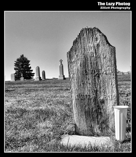 lazy photog elliott photography wooden headstone tombstone cemetery thermopolis wyoming hot springs county black white