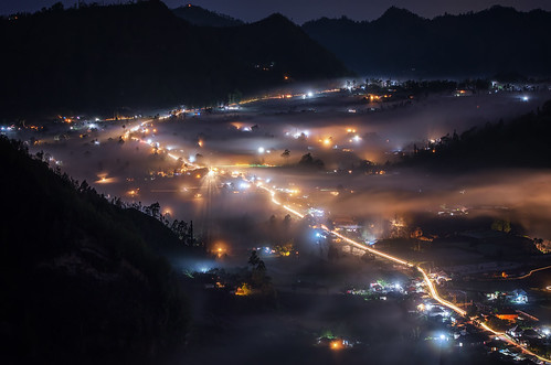 nikon d7000 sigma 70200mm 70200 dg os city cityscape landscape light village fog mist night pinggan kintamani bali indonesia asia tele trail long exposure ss le