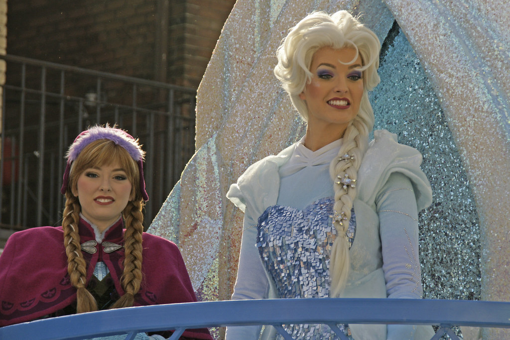 Anna and Elsa on Frozen Float