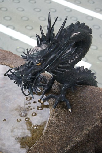 Drooling Dragon | This dragon was standing guard to the temp… | Flickr