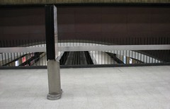 Square-Victoria metro peek-a-boo!