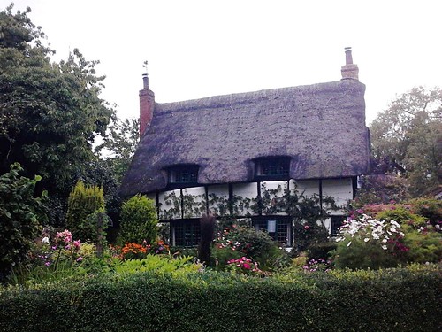 House that looks like a cat, Thame With a toothy grin. Thame Circular