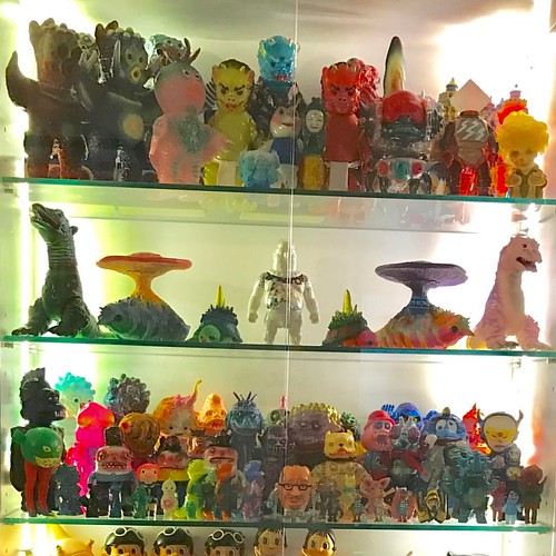 人生得一膠櫃 死而無憾  #SoftVinyl #sofubi #ソフビ #膠品 #搪膠 #sofvitokyo #kaiju #ART | by 狂人日本玩具屋
