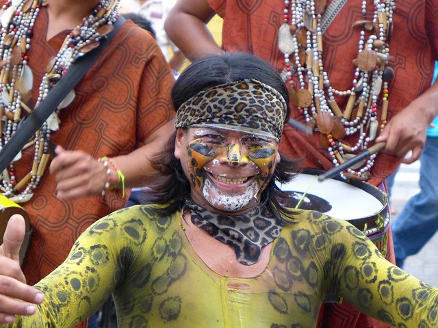 Hombre de Iquitos danzando en Lima, Peru.