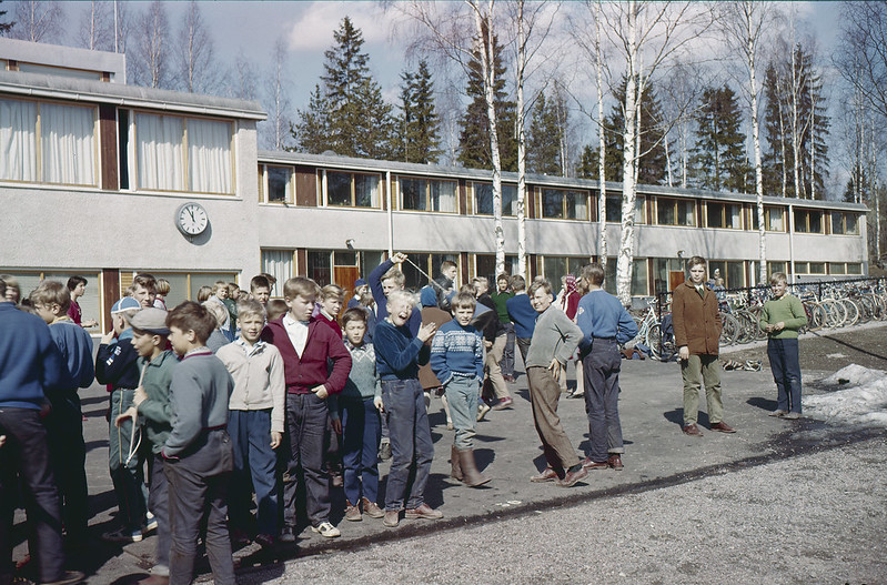 Koulun pihalla noin vuonna 1965