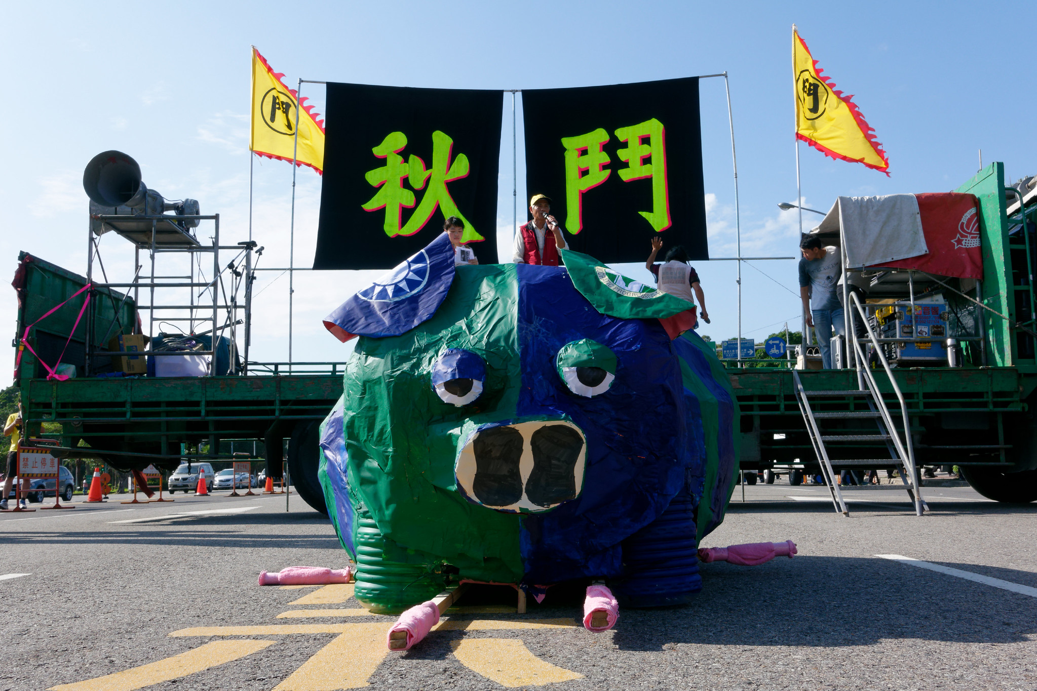 圖為2015年秋鬥，主辦單位以一隻搶眼的藍綠小豬，宣示向兩大黨鬥爭的決心。（資料照／攝影：林佳禾）