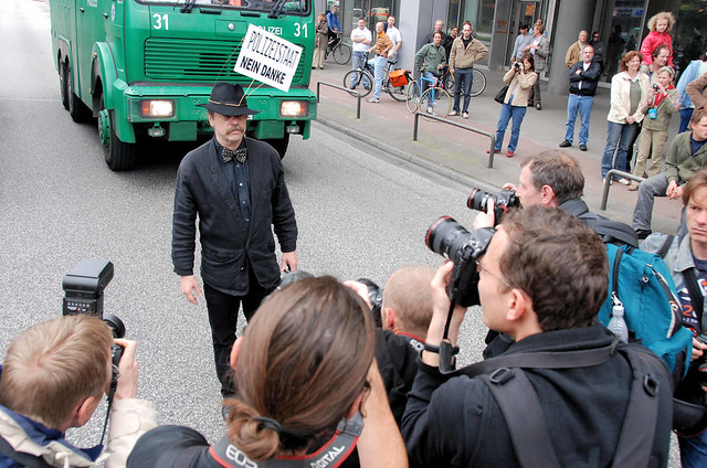 5782 Hutträger mit Schild Polizeistaat Nein Danke; Presse Fotografen fotografieren den Protestler vor einem Polizeiauto; Demonstration in Hamburg.