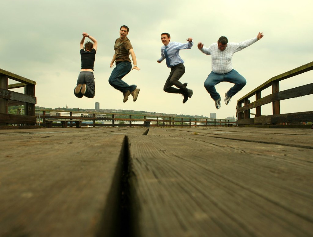 Jump here. Фото в прыжке компания. Как фотографироваться в прыжке. Фото в прыжке с короткой выдержкой. Прикольные групповые фото прыжок.