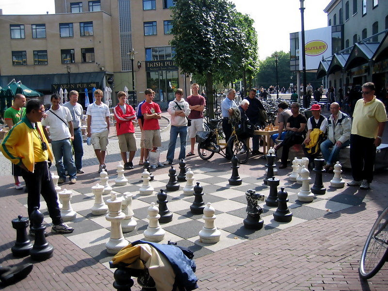 Xadrez em Amsterdam, Pessoas jogando xadrez gigante em Amst…, Marcelo  Nomoto