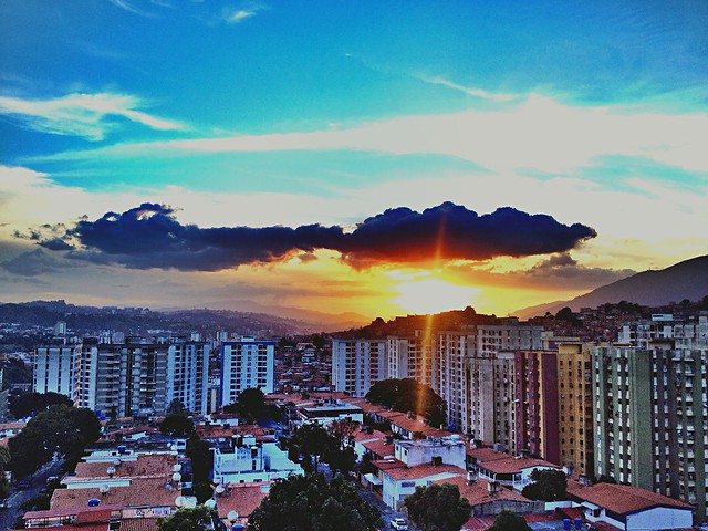 De la Serie Caracas Te Quiero una foto de atardecer de hogar... #SerieCaracaaTeQuiero #Atardecer #AtardecerDeHogar #Contraste #CaracasTeQuiero #Caracas