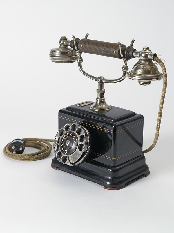 L.M. Ericsson pöytäpuhelin 1920-luvulta