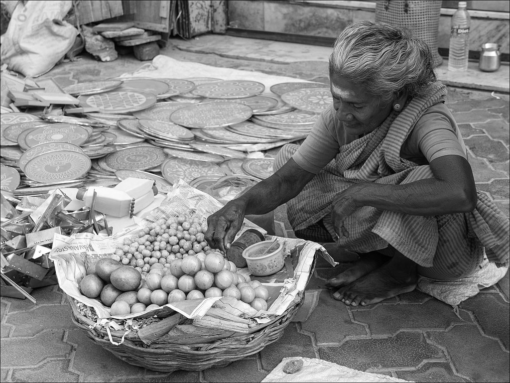 Peolpe in India: delicious fruits to buy