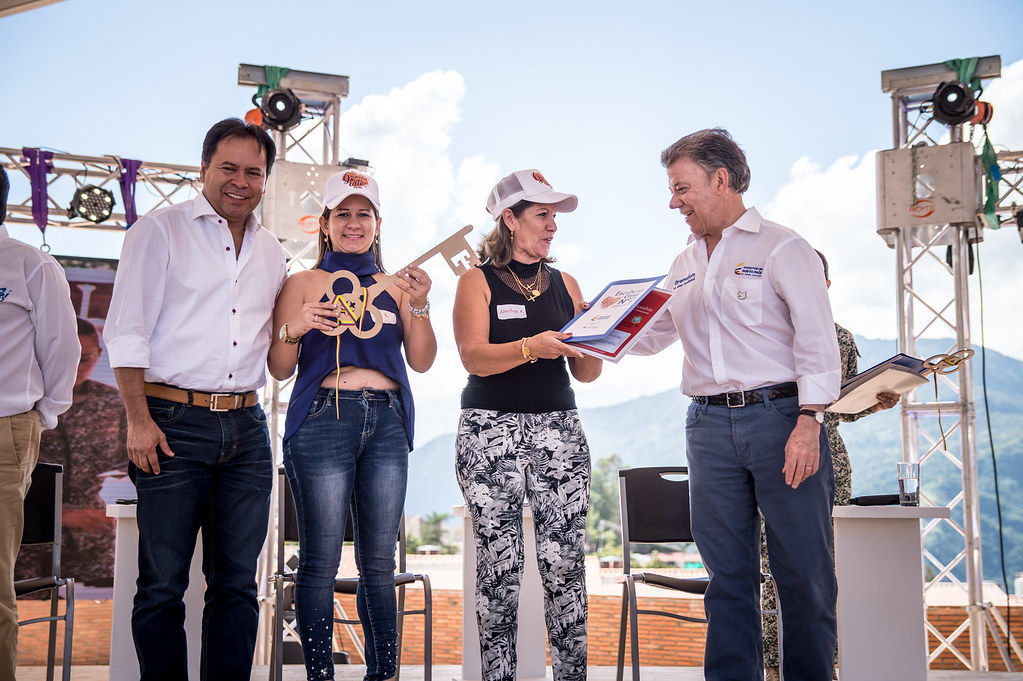 Presidente Santos entrega las primeras 100 escrituras de G… | Flickr