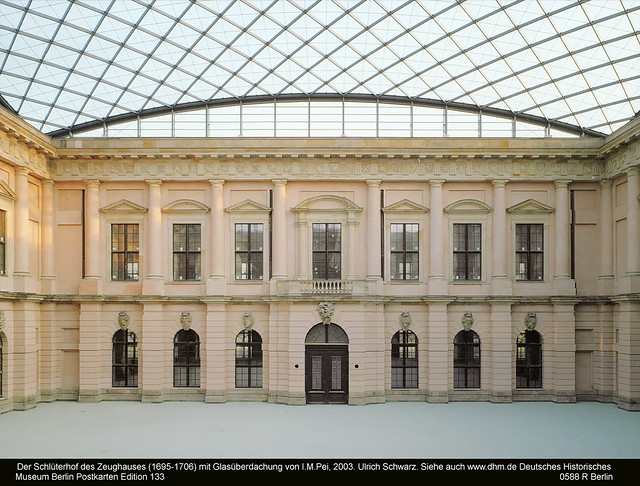 Der Schlüterhof des Zeughauses (1695-1706) mit Glasüberdachung von I.M.Pei, 2003. Ulrich Schwarz. Siehe auch www.dhm.de Deutsches Historisches Museum Berlin Postkarten Edition 133