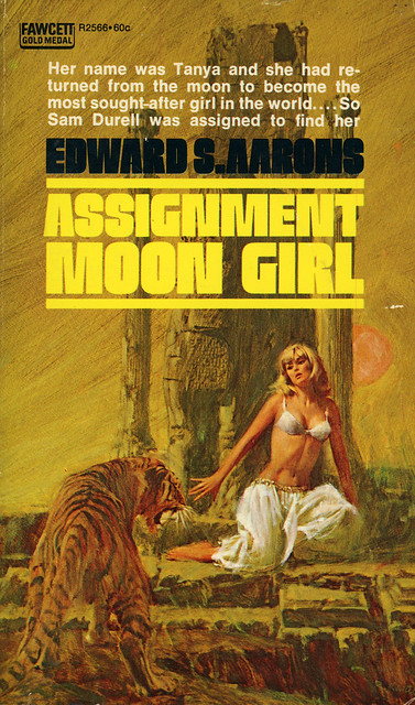 Gold Medal Books R2566 - Edward S. Aarons - Assignment: Moon Girl