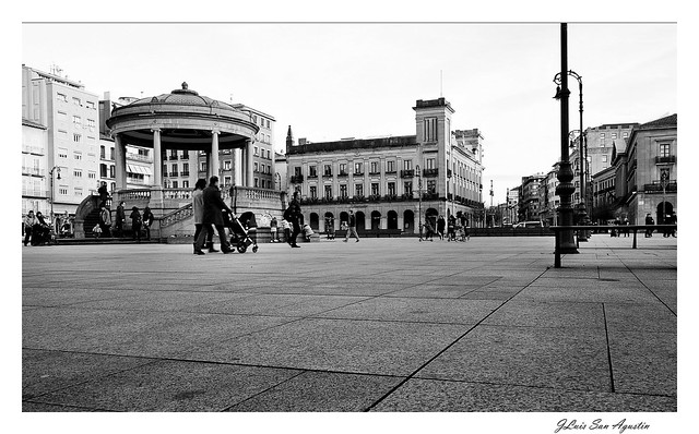 A ras de suelo.... (Plaza del Castillo ,. Pamplona) (Navarra)