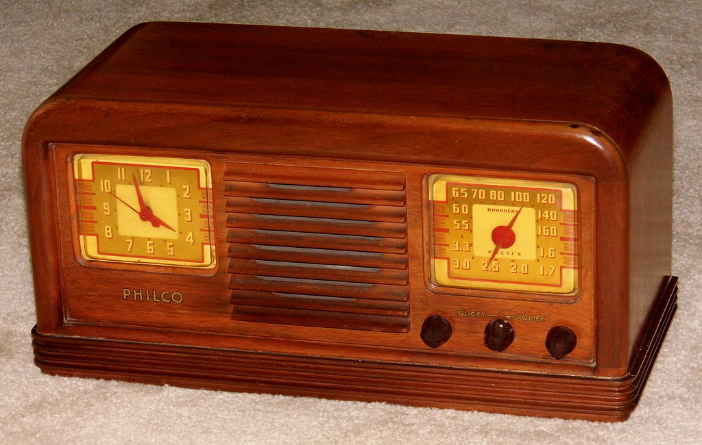 Vintage Philco Table Clock Radio, Model 42-22CL, AM Band, 6 Vacuum Tubes, Wood Cabinet, Made In USA, Circa 1941 - 1942