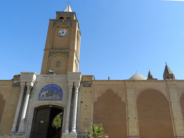 torre del reloj y portada exterior Catedral de San Salvador o de Vank Armenia Isfahán Irán 03